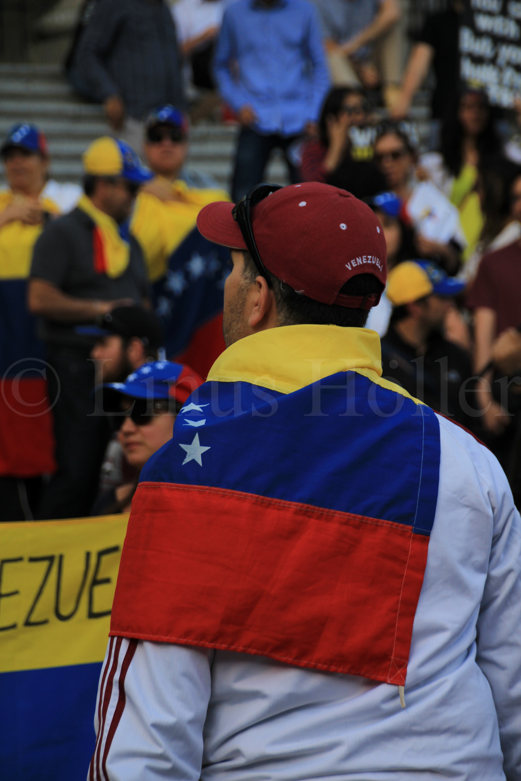 Photos – “People like you are dying in peaceful demonstrations”: Anti- and pro-Maduro protests meet